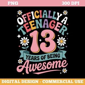 Puede incluir: Un diseño digital negro con el texto "OFFICIALLY A TEENAGER 13 YEARS OF BEING AWESOME" en una fuente retro. El diseño incluye margaritas y estrellas en una paleta de colores vibrantes: rosa, azul, amarillo y blanco.