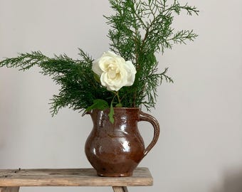 Vintage vaas van bruin geglazuurd aardewerk: Cottagecore-tafeldecor