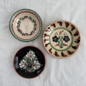Stare węgierskie ludowe talerze ceramiczne – zestaw 3 ręcznie malowanych naczyń ceramicznych