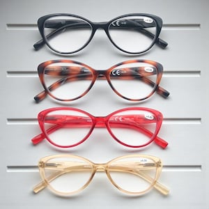 Könnte beinhalten: Vier Brillen mit Katzenaugen-Rahmen werden gezeigt. Die Farben sind Schwarz, Schildpatt, Rot und Hellbeige. Jede Brille hat eine Stärke von +4,00 und ein CE-Zeichen.