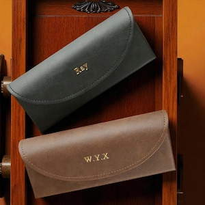 Personalized Glasses Case – Custom Name Sunglasses Holder, Faux Leather Eyeglass Pouch, Travel Eyewear Box, Gift for Him or Her