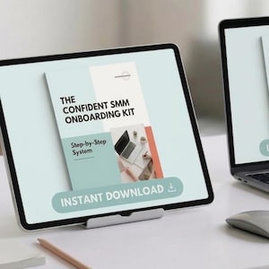 Peut inclure: Une tablette et un ordinateur portable affichent le "THE CONFIDENT SMM ONBOARDING KIT" avec un graphique "Step-by-Step System" et un bouton "INSTANT DOWNLOAD". Une tasse à café, une plante, un bloc-notes et un crayon sont sur le bureau blanc.