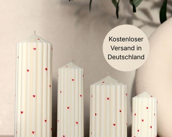 Pilaarkaars met hartjes, gemaakt van biologische sojawas, handgeschilderd in verschillende maten.