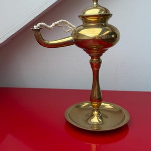 Antik mässingsoljelampa med handtag – Hög vintage fotogenlampa – Dekorativt mässingsljusalternativ
