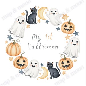 Op de afbeelding: Een Halloween-illustratie met lachende geesten, pompoenen, zwarte katten, manen en sterren in een cirkel. De tekst "My 1st Halloween" staat in het midden. De illustratie is in aquarel stijl.