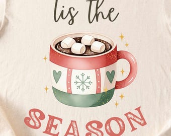 季節の到来 png | ホットココア PNG | ホットチョコレート png | クリスマスのホットドリンク | お祝いのホットココア | クリスマスの雰囲気を味わうマグカップ png | 心地よい季節
