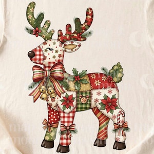 Peut inclure: Illustration d'un renne de Noël fantaisiste avec des motifs patchwork rouges, verts et blancs. Le renne a un nez rouge, des bois fleuris et un grand nœud avec des cloches. Une canne en bonbon est attachée à une patte.