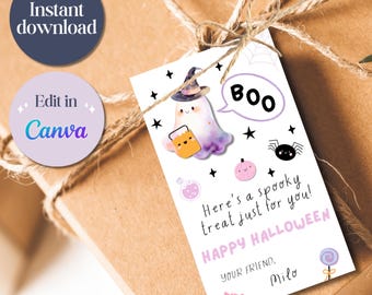 Puede incluir: Una etiqueta de regalo de Halloween con un fantasma de dibujos animados con un sombrero de bruja, un cubo de caramelos y la palabra "BOO" en un bocadillo. La etiqueta dice "Here's a spooky treat just for you! HAPPY HALLOWEEN" y está firmada "Milo".