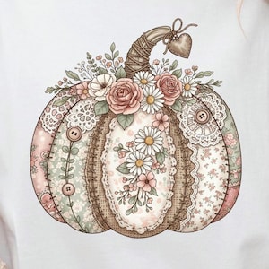 Könnte beinhalten: Ein dekoratives Kürbismotiv mit einem Patchworkmuster in sanften Pastellfarben. Der Kürbis ist mit floralen Arrangements aus Rosen, Gänseblümchen und anderen Blumen geschmückt. Der Stiel ist mit Bindfaden umwickelt und mit einem herzförmigen Anhänger versehen.
