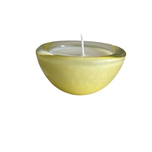 Gele kaars met krulglas | Handgegoten sojawas in vintage glas | Milieuvriendelijk cadeau of woonaccent