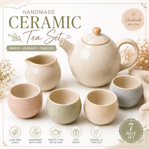 Könnte beinhalten: Ein sieben-teiliges handgefertigtes Keramik-Teeservice bestehend aus einer runden Teekanne mit Holzknauf am Deckel, einem Milchkännchen und fünf kleinen Tassen in gedeckten Pastelltönen wie Creme, zartem Rosa, Salbeigrün und Hellblau, mattes Finish.