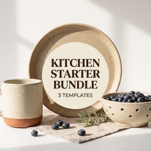 Puede incluir: Una taza de cerámica moteada, un plato grande y un colador con arándanos. El plato presenta una etiqueta circular con el texto KITCHEN STARTER BUNDLE 3 TEMPLATES en fuente marrón oscuro. Los artículos tienen un acabado beige claro con motas.