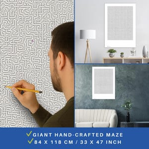 Könnte beinhalten: Eine Person zeichnet auf einem riesigen, handgefertigten Labyrinth. Das Labyrinth ist 84 x 118 cm groß und wird an einer Wand gezeigt. Das Bild zeigt auch einen gerahmten Labyrinthdruck und ein Wohnzimmer.