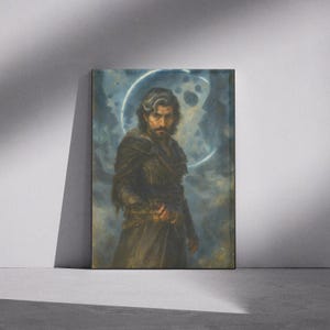 Könnte beinhalten: Gerahmtes Porträt eines Mannes mit langen, welligen grauen Haaren und Bart, gekleidet in dunkler Kleidung. Der Hintergrund zeigt ein blau-weißes Himmelsdesign mit einem weichen, malerischen Stil.