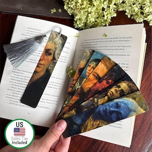 Peut inclure: Ensemble de marque-pages artistiques avec des portraits, dont un avec un pompon. Les marque-pages sont présentés dans un livre ouvert. Les portraits ont une esthétique vintage, avec une variété de couleurs et de styles.