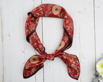 100% natürliche Maulbeerseide Quadrat 25,5 "x 25,5" Schal 3-teiliges Geschenkpaket, einseitig bedrucktes rotes Blumenblumen-Weinlese-Goldmuster-Schal-Geschenk