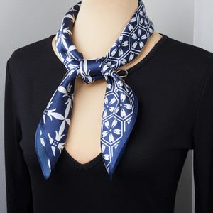 100% natürliche Maulbeerseide Quadrat 25,5 "x 25,5" Schal 3-teiliges Geschenkpaket - Marineblauer Seidenschal, Verpackung mit Blumen- und Geometrischem Druck, einseitiger Druck