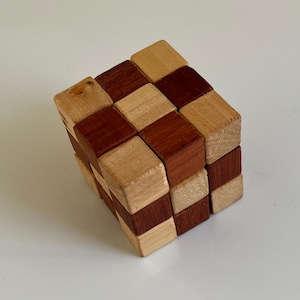 Rompecabezas de cubo de madera 3D / Juego mental hecho a mano y rompecabezas de madera: un regalo único para adultos y noches de juegos en familia.