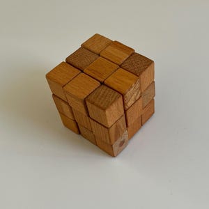 Rompecabezas de cubo de madera 3D / Juego mental hecho a mano y rompecabezas de madera: un regalo único para adultos y noches de juegos en familia.