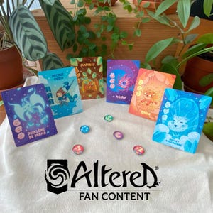 Könnte beinhalten: Eine Sammlung farbenfroher Fantasy-Spielkarten und -Marker, die auf einer weißen Oberfläche angeordnet sind. Die Karten zeigen Illustrationen von Kreaturen und Charakteren mit Text. Das Logo 'Altered Fan Content' ist unten sichtbar.
