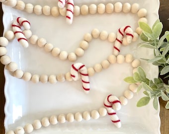 Guirnalda de cuentas de madera natural con bastones de caramelo de fieltro de lana, guirnalda para árbol de Navidad, decoración navideña con bastones de caramelo