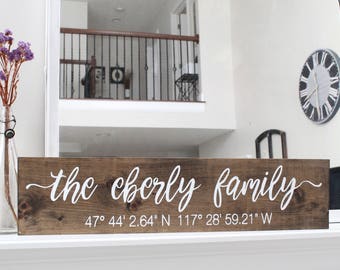 Letrero de madera personalizado con nombre de familia y coordenadas