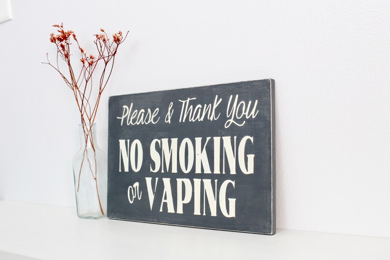 Może przedstawiać: Drewniany znak w kolorze szarym z białym napisem "Please & Thank You No Smoking or Vaping".