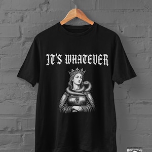 Może przedstawiać: Czarny t-shirt z krótkim rękawem z białym nadrukiem graficznym przedstawiającym ukoronowaną postać z wężem owiniętym wokół szyi. Napis "IT'S WHATEVER" jest nadrukowany białą czcionką w stylu gotyckim nad ilustracją na klatce piersiowej.