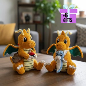 Puede incluir: Dos figuras de dragón de ganchillo en tonos amarillos, con alas verdes y detalles blancos. Uno sostiene una mochila marrón y una bola roja y blanca. El otro dragón sostiene un dragón azul y blanco. Una caja de regalo morada con el texto "+6 GIFTS" está en el fondo.
