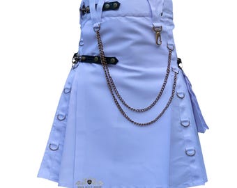 Könnte beinhalten: Ein helllila Kilt mit einem plissierten Design. Der Kilt hat einen schwarzen Ledergürtel, Metallkettenakzente und Metall-D-Ringe. Der Kilt hat eine Frontklappe und ist aus einem glatten Stoff gefertigt. Der Text "MEN KILT SHOP" befindet sich unten.