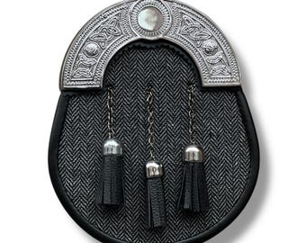 Sporran scozzese in pelle nera e tweed grigio con 3 nappe, kilt in pelle con catena e cinturino