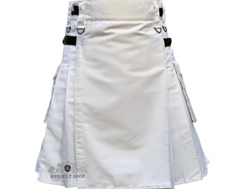 Könnte beinhalten: Ein weißer Kilt mit schwarzen Akzenten, mit Falten und verstellbaren Riemen. Der Kilt hat Taschen und D-Ringe für Zubehör. Der Text "MEN KILT SHOP" ist unten sichtbar.