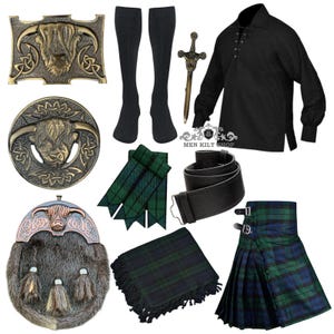 Puede incluir: Un conjunto de kilt escocés que incluye una camisa negra de manga larga, una falda kilt de tartán verde y azul, un esporrán de piel con emblema de toro, un cinturón de cuero negro, una hebilla, un broche, calcetines negros, una bufanda de tartán y un alfiler de espada.