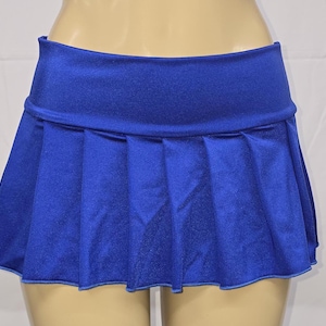 Op de afbeelding: Een koninklijk blauwe geplooide minirok met een brede tailleband.