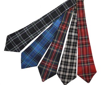 Passen Sie zu jedem unserer Röcke eine karierte Krawatte