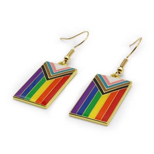 Può includere: Orecchini dorati con pendenti rettangolari con un design arcobaleno. L'arcobaleno comprende rosso, arancione, giallo, verde, blu e viola, con colori aggiuntivi nella parte superiore. Chiusura a gancio.