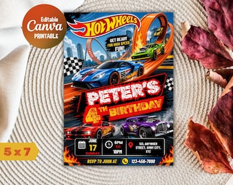 Pode incluir: Um convite de aniversário Hot Wheels de 12,7 x 17,8 cm. O design apresenta carros de corrida numa pista, com o texto "4º Aniversário de Peter". Inclui detalhes do evento e o logótipo Canva Printable.