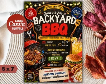 Może przedstawiać: Zaproszenie na grilla w ogrodzie o rustykalnym designie. Zaproszenie zawiera tekst "Join us for a Backyard BBQ" dużymi literami, a także zdjęcia grillowanych potraw i napojów. Zaproszenie ma wymiary 12,7 x 17,8 cm.