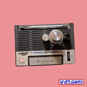 Peut inclure: Ensemble de trois tasses en céramique avec une finition mate et mouchetée. Les tasses sont de couleur crème, gris clair et gris foncé. Chaque tasse a un design simple et minimaliste.