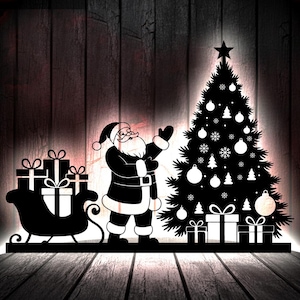 Op de afbeelding: Zwart-wit kerstsilhouet met de kerstman, een versierde kerstboom, een slee vol cadeaus en extra verpakte cadeaus. Het ontwerp is geplaatst tegen een houten achtergrond en creëert een feestelijke vakantiescène.