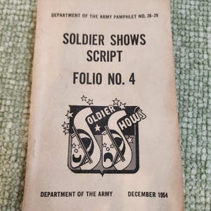 Può includere: Un opuscolo vintage intitolato "SOLDIER SHOWS SCRIPT FOLIO NO. 4" del Dipartimento dell'Esercito, con un'illustrazione in bianco e nero di maschere teatrali. L'opuscolo è datato dicembre 1954.