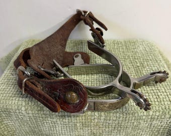 Vintage Western Spurs, grawerowane, stalowe, skórzane paski, mosiężne, Rowel, para