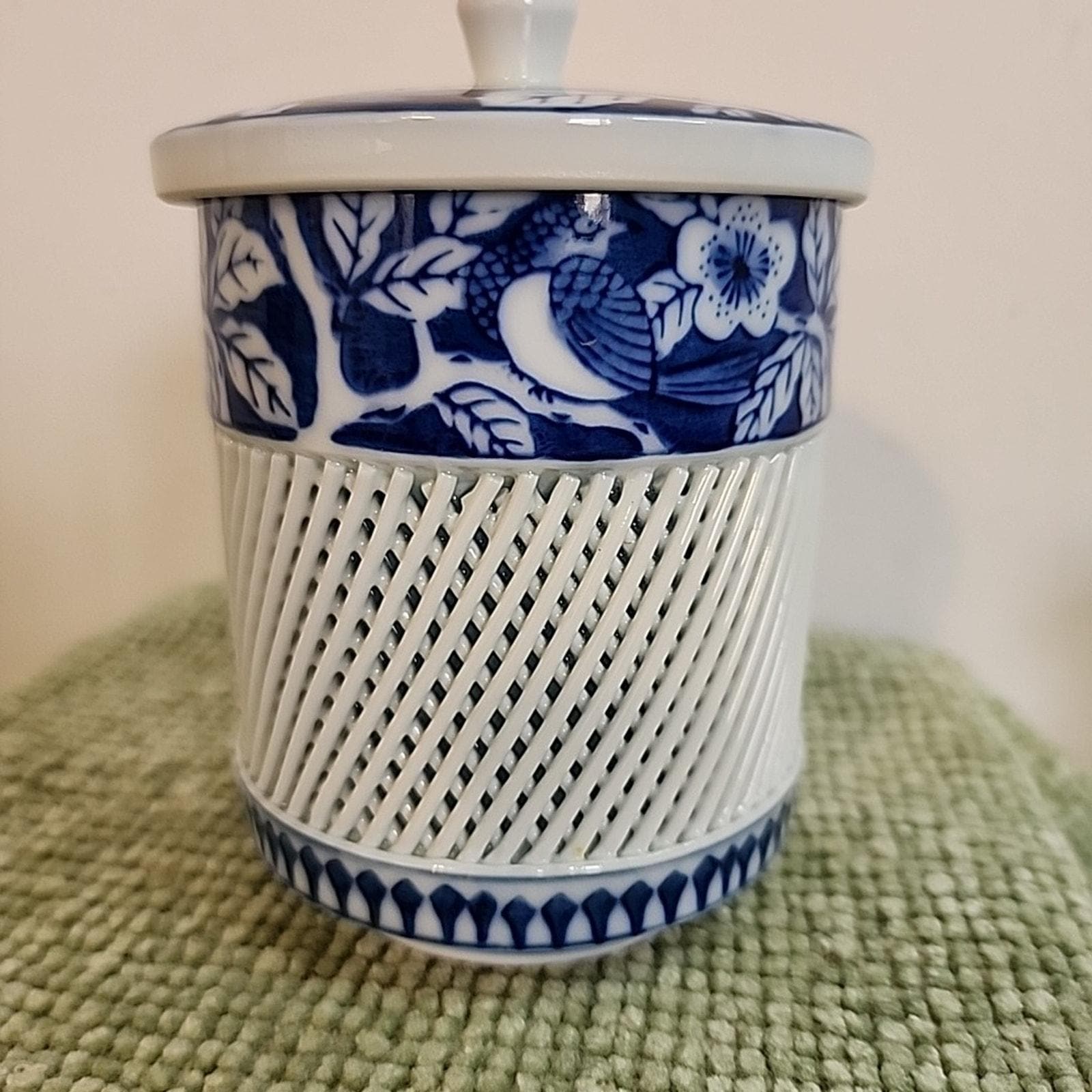 ヴィンテージ 日本製 網目模様 磁器瓶 青と白の鳥 花 透かし彫り
