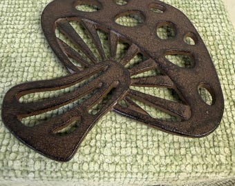 VTG gietijzeren paddestoelonderzetter met poten 6 inch bruine cottage boerderij MCM