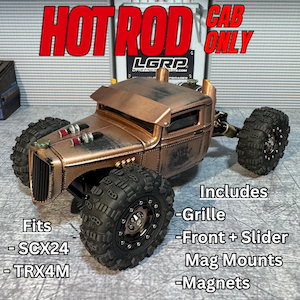 Puede incluir: Una cabina Hot Rod de color cobre con neumáticos negros grandes. El modelo incluye una rejilla, un control deslizante frontal, soportes magnéticos e imanes. El texto de la imagen dice "HOT ROD CAB ONLY" y "Fits - SCX24 - TRX4M".