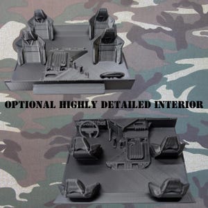 Puede incluir: Dos interiores de modelos de coches negros impresos en 3D se muestran sobre un fondo de camuflaje. El modelo superior muestra asientos y un salpicadero. El modelo inferior tiene un volante y caracter&iacute;sticas interiores m&aacute;s detalladas. El texto "OPTIONAL HIGHLY DETAILED INTERIOR" est&aacute; impreso en negro.