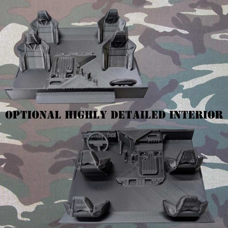 Puede incluir: Dos interiores de modelos de coches negros impresos en 3D se muestran sobre un fondo de camuflaje. El modelo superior muestra asientos y un salpicadero. El modelo inferior tiene un volante y caracter&iacute;sticas interiores m&aacute;s detalladas. El texto "OPTIONAL HIGHLY DETAILED INTERIOR" est&aacute; impreso en negro.