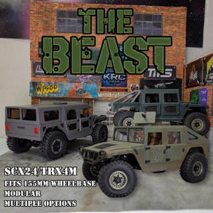 以下が含まれることがあります： グレー、グリーン、タンの3台のモデルHummer車で、大きなオフロードタイヤが付いています。「THE BEAST」の文字が車両の上に表示されています。「SCX24/TRX4M FITS 155MM WHEELBASE MODULAR MULTIPLE OPTIONS」の文字が下に表示されています。