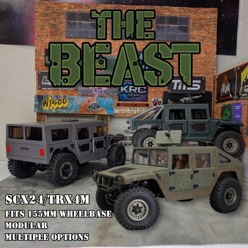 Puede incluir: Tres modelos de veh&iacute;culos Hummer en gris, verde y beige, con neum&aacute;ticos todoterreno grandes. El texto "THE BEAST" se muestra encima de los veh&iacute;culos. El texto "SCX24/TRX4M FITS 155MM WHEELBASE MODULAR MULTIPLE OPTIONS" se muestra debajo.