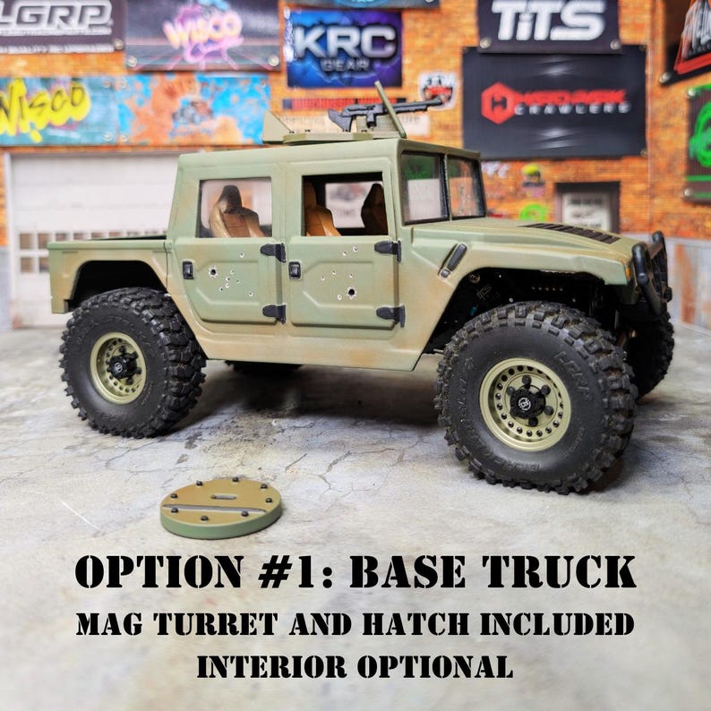 Puede incluir: Un cami&oacute;n de juguete verde oliva con neum&aacute;ticos negros y una ametralladora montada. El texto "OPTION #1: BASE TRUCK MAG TURRET AND HATCH INCLUDED INTERIOR OPTIONAL" se muestra debajo. Tambi&eacute;n se incluye una pieza circular separada.